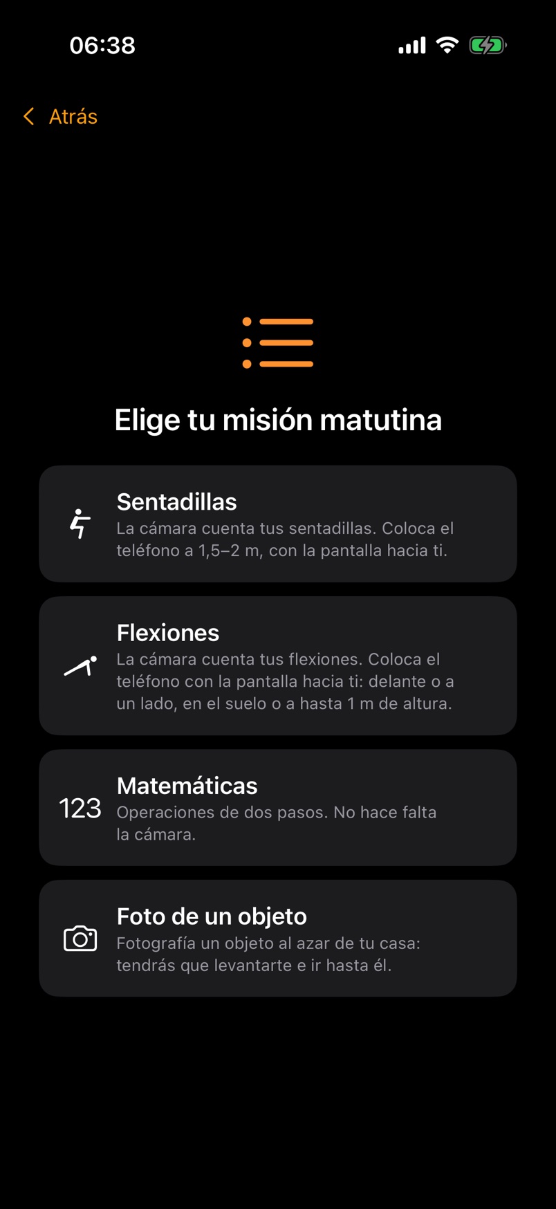 La pantalla «Elige tu misión matutina» de AlarmStreak: sentadillas, flexiones, matemáticas o foto de un objeto.