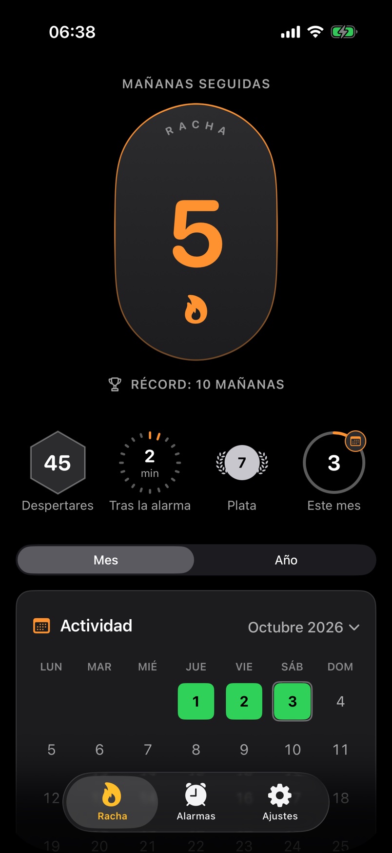 La pantalla «Racha» de AlarmStreak: mañanas seguidas, récord, insignias y actividad.