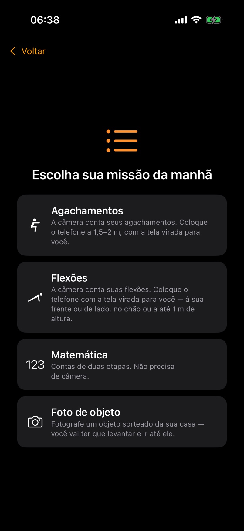 A tela “Escolha sua missão da manhã” do AlarmStreak: agachamentos, flexões, matemática ou foto de objeto.
