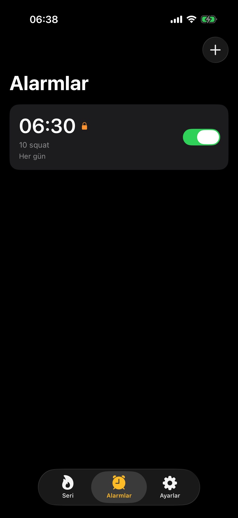 AlarmStreak’te “Alarmlar” sekmesi: alarm saati, görev ve açma kapama düğmesi.