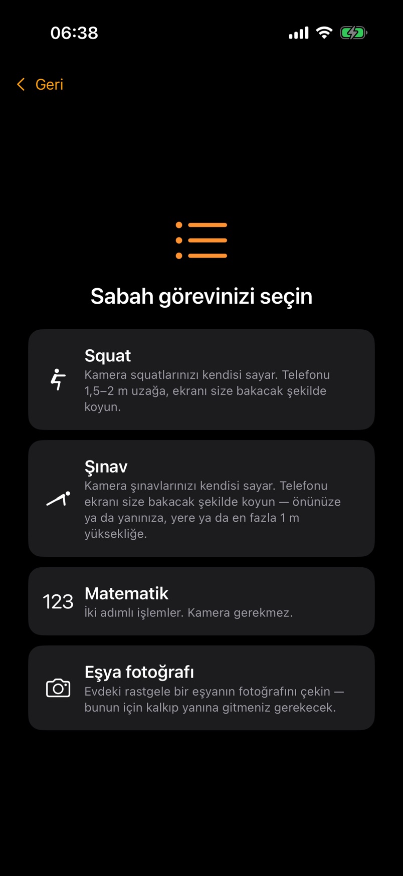 AlarmStreak’te “Sabah görevinizi seçin” ekranı: squat, şınav, matematik veya eşya fotoğrafı.